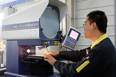 Japanese Mitutoyo Projector efficiently detects the outline and surface shape of various shapes and complex workpieces