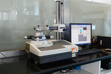 Japanese Mitutoyo Roundness meter to measure the roundness error of ball and other workpiece by rotating axis method.